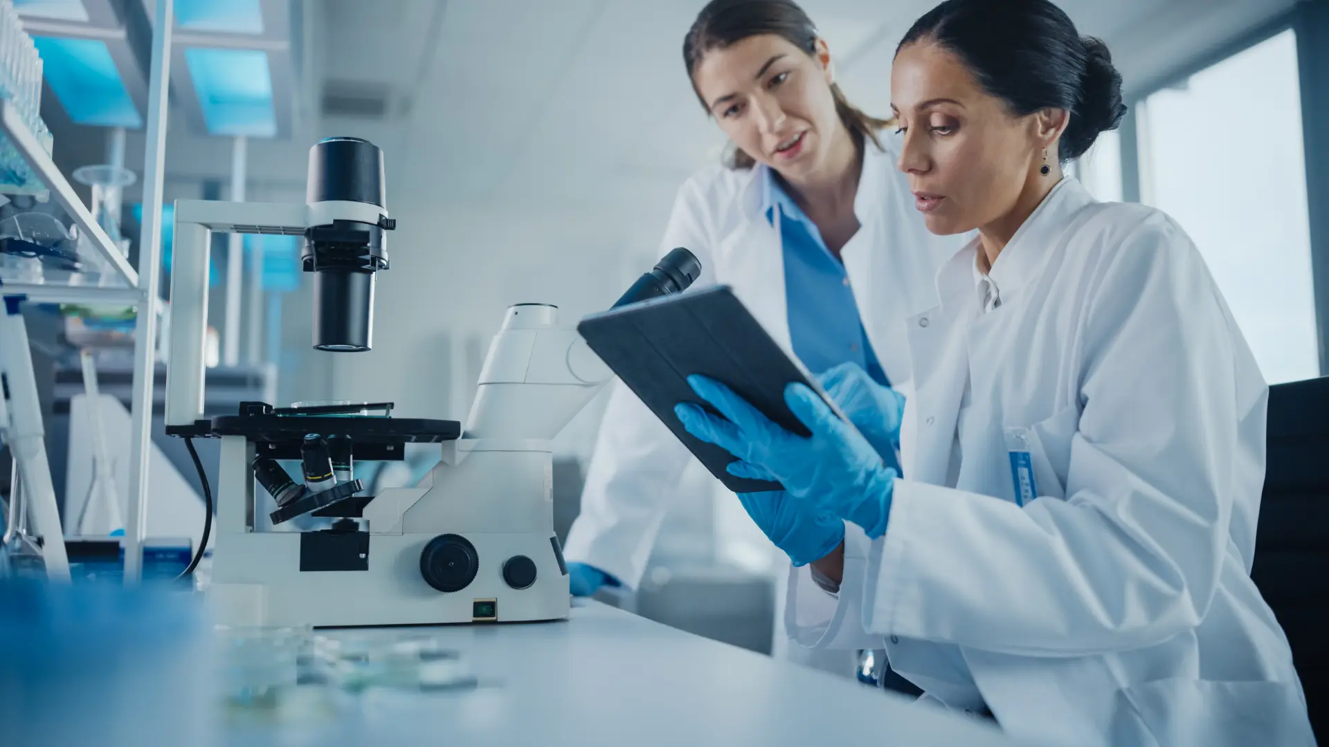 Lab worker using BIOVIA CISPro